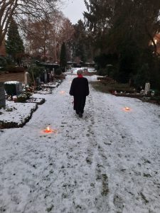 Birgit Berg auf dem Friedhof Bramfeld | Lichterandacht 2022